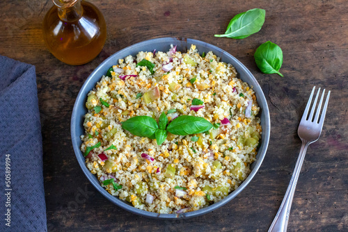 Wiosenna sałatka z rabarbaru i komosy ryżowej posypana zieloną bazylią. Kuchnia wegetariańska, zdrowe jedzenie 