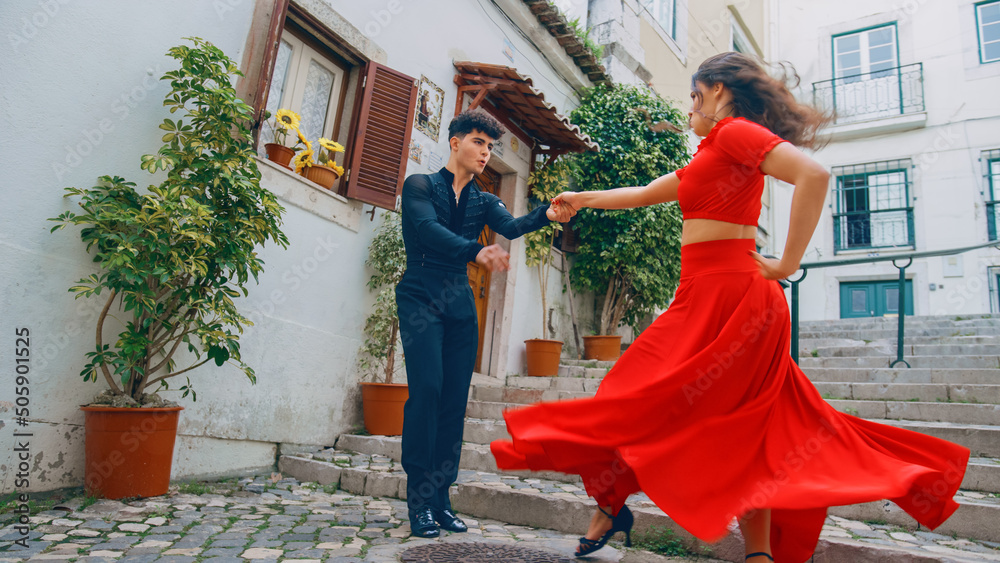 Φωτογραφία Beautiful Couple Dancing a Latin Dance on the Quiet Street of an Old Town in a City