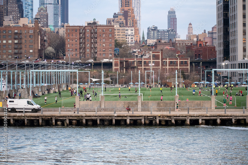 Φωτογραφία View of pier 6 of Brooklyn Bridge park with soccer fields, fishing areas, the Br