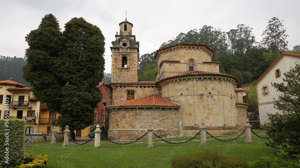 Iglesia Parroquial de San Miguel, Puente Viesgo, Cantabria, España Iglesia Parroquial de San Miguel, Puente Viesgo, Cantabria, España