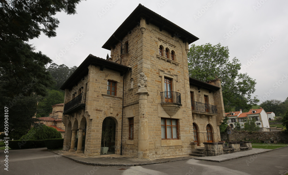 Ayuntamiento y Casona de Fuentes Pila, Puente Viesgo. Cantabria, España Ayuntamiento y Casona de Fuentes Pila, Puente Viesgo. Cantabria, España