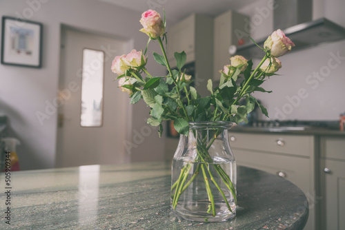Szklany wazon z bukietem różowych róż 