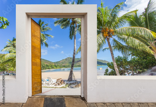 Porte ouverte sur plage paradisiaque des Seychelles  photo