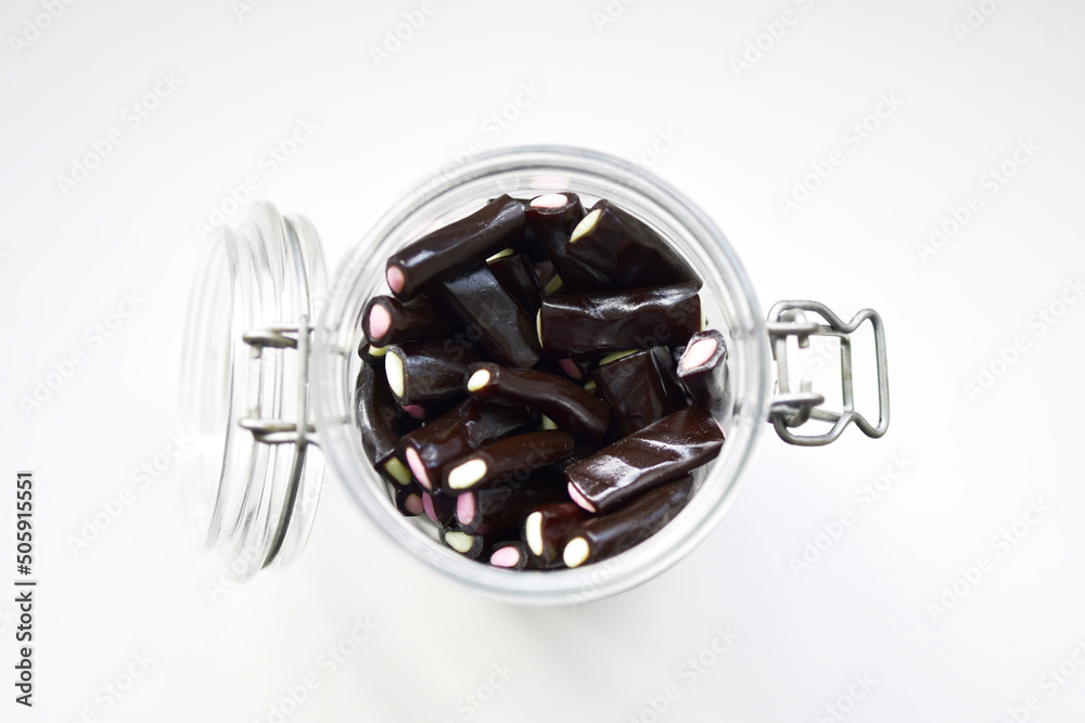 Fototapeta premium bocal bonbons réglisse