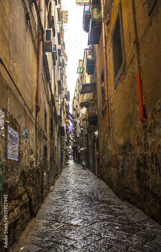Typical narrow street in Naples, Italy © Lindasky76