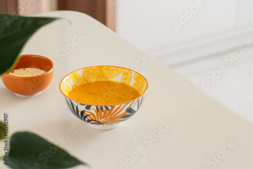 Caldo quente servido em bowl floral azul e laranja