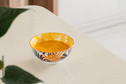 Caldo de cabotiá quente em bowl floral tons azul e terra.