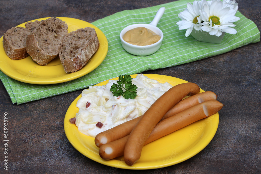 Würstchen mit Kartoffelsalat und Senf. Stock Photo | Adobe Stock