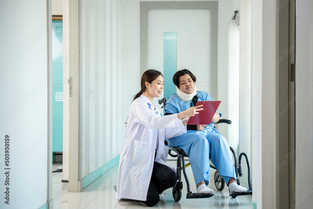 Φωτογραφία Asian female doctor Explaining treatment procedures And health insurance plans For fat women with neck injury While the patient sits on the wheelchair, to people health care concept