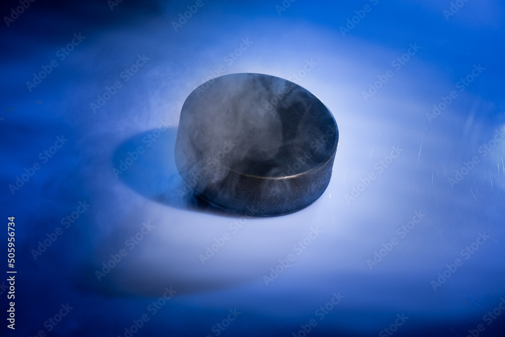 Ταπετσαρία Closeup of a rubbery ice hockey puck against a blue smoky background