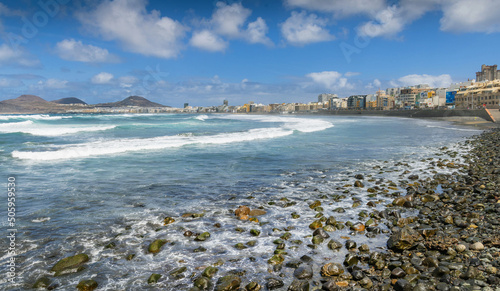 Fale na kamienistej Plaży w Las Palmas