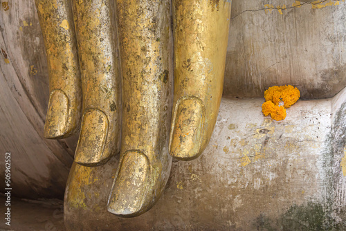 Obraz na płótnie Gold Leaf Covered Hand of the Buddha at Wat Si Chum, Sukhothai, Thailand w salonie