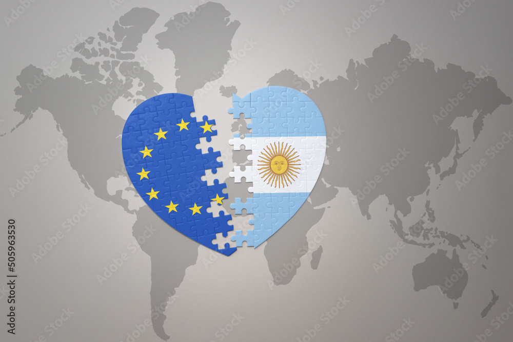 Φωτογραφία puzzle heart with the national flag of european union and argentina on a world map background