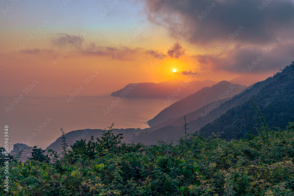 Φωτογραφία Sunset over of Cinque Terre on a hiking trail between the towns of Manarola and