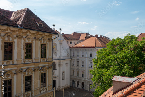 Graz . Steiermark . Blick vom Palais Khuenberg in die Sackstraße mit Palais Attems und Dreifaltigkeitskirche 