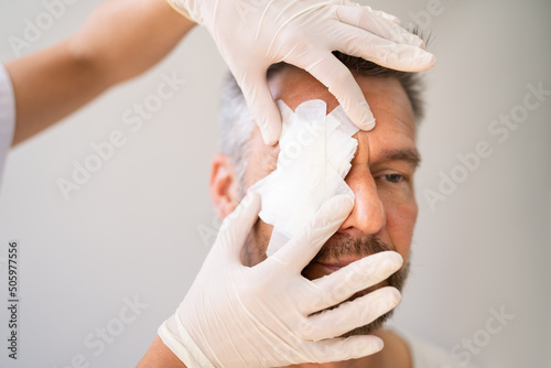 Foto Eye First Aid Care By Doctor. Medicine Plaster