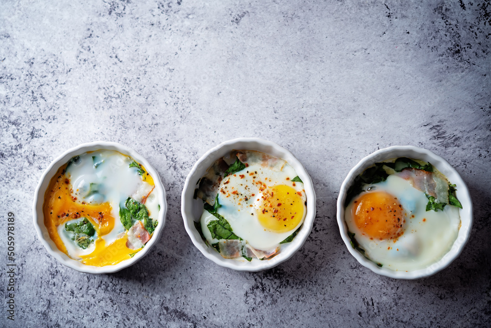 Φωτογραφία Spinach bacon baked egg in a baking dish