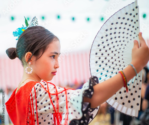 Bella niña asiática baila ropa tradicional Sevilla abanic photo