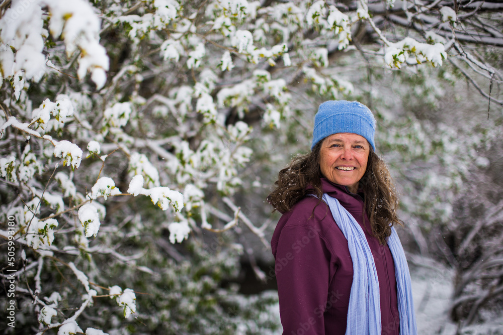 Φωτογραφία A portrait of a smiling woman outside in nature, Colorado, USA