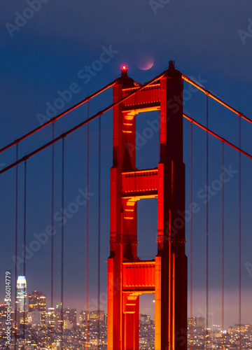 Obraz na plátně golden gate bridge align with red moon