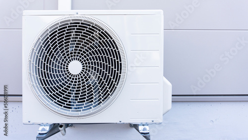 Фотография 屋外に設置されたエアコンの室外機