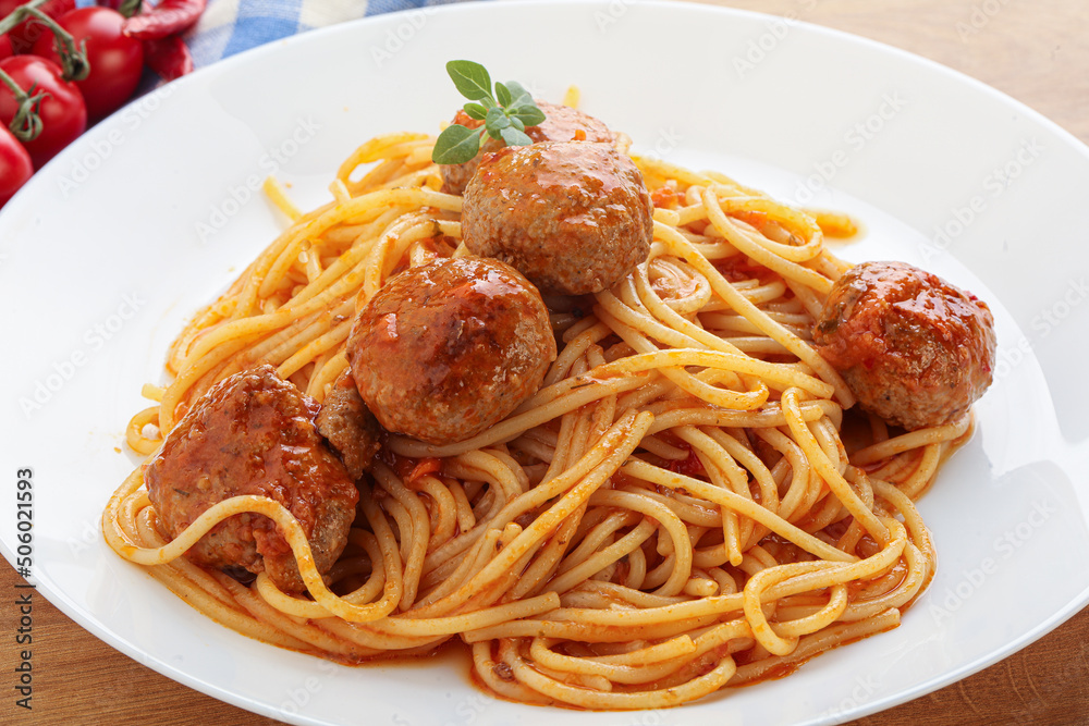 Spaghetti with meatball in tomato sause