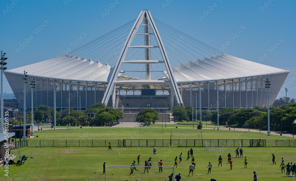 Fußballtraining von der Mannschaft Lamontville Golden Arrows vor dem Moses Mabhida Stadion