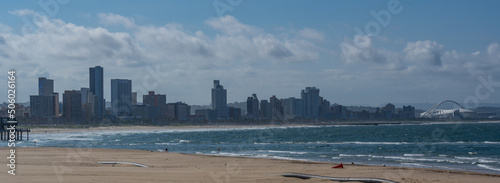 Skyline von Durban mit dem Moses Mabhida Stadion Fußball Stadion in Durban Südafrika