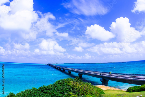 宮古島の青い海に架かる橋