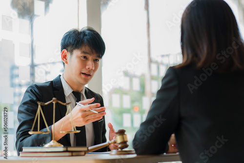 Fotografía Male attorneys or judges consult team with female business clients