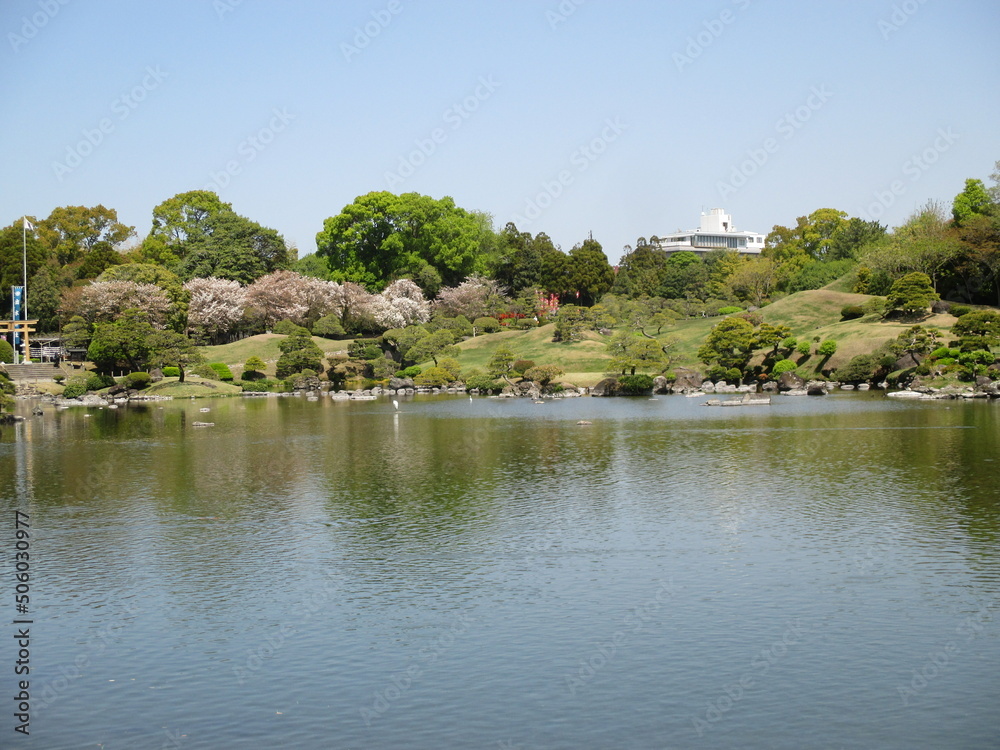 豊富な阿蘇伏流水が湧出して作った池を中心にした桃山式回遊庭園で、築山や浮石、芝生、松などの植木で東海道五十三次の景勝を模したといわれる大名庭園,熊本市にある水前寺成趣園