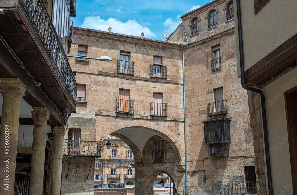 Arco de entrada a la plaza mayor de Salamanca desde la plaza del Corrillo, España