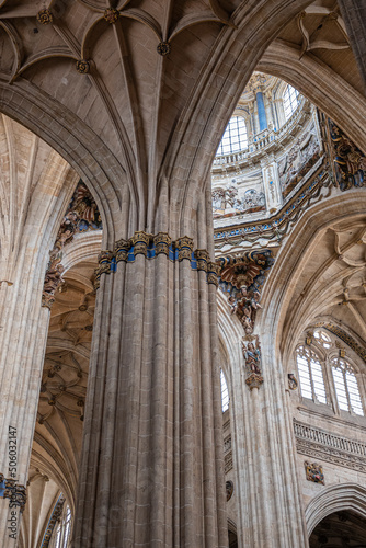 Columna y arquitectura de estilo g  tico en el interior de la catedral de Salamanca  Espa  a