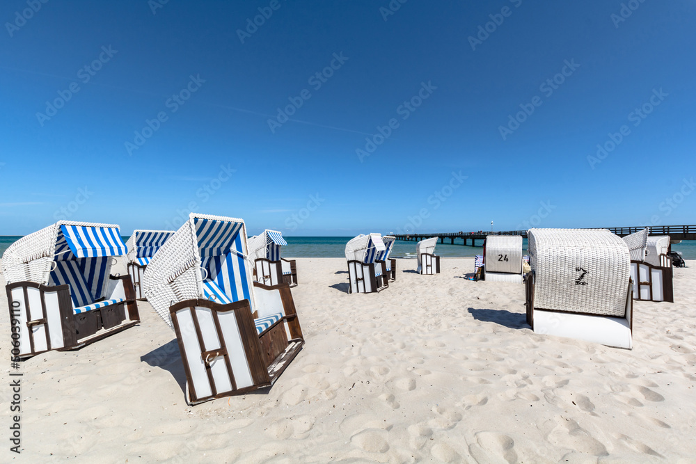 weiß-braune Strandkörbe am Strand in Prerow, Fischland-Darss