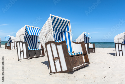 weiß-braune Strandkörbe am Strand in Prerow, Fischland-Darss