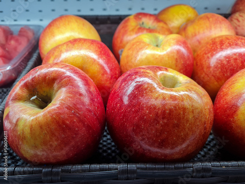 Canvas Print pile of red apples in the market
