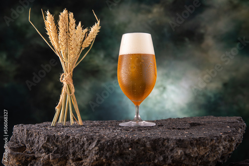 Eiskaltes Bier im Glas mit Schaum und Wassertropfen