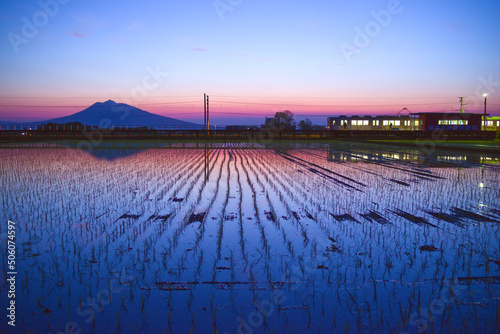 Cuadro en lienzo 日本、青森、夕暮れの柏農高校前駅