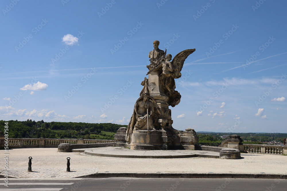 La statue Carnot sur la place new york, ville de Angouleme, département de la Charente, France