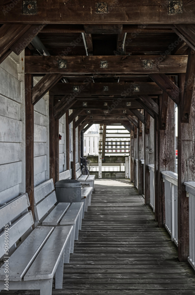 Eine historische Brücke und Bänke am Hafen von Cuxhaven