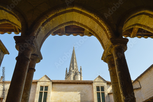 Slika na platnu Sous un cloître à St Emilion en Gironde