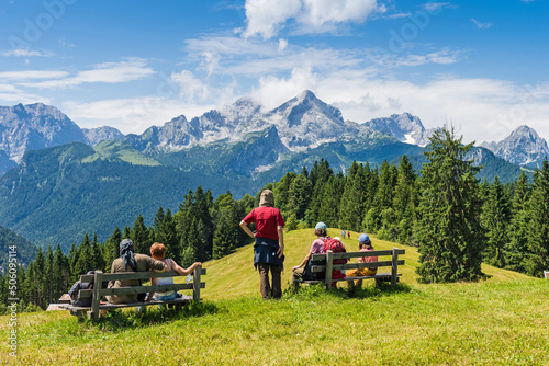 Wanderer genießen den Ausblick auf die Zugspitze; Garmisch-Partenkirchen; Deutschland photo