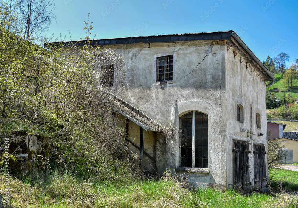 Industriegelände, Halle, verlassen, Lost Place, Betriebsgebäude, Haus, Fenster, Fensterfront, Scheibe, Scheiben, Fensterscheiben, eingeschlagen, kaputt, gebrochen, Splitter, verwahrlost, heruntergekom Industriegelände, Halle, verlassen, Lost Place, Betriebsgebäude, Haus, Fenster, Fensterfront, Scheibe, Scheiben, Fensterscheiben, eingeschlagen, kaputt, gebrochen, Splitter, verwahrlost, heruntergekom