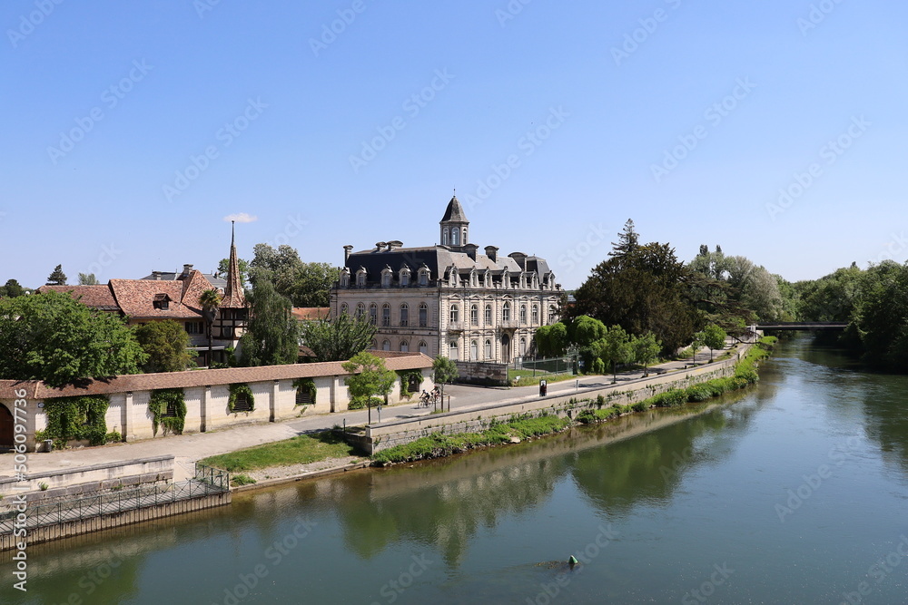 Fototapeta premium Le fleuve Charente dans Angouleme, ville de Angouleme, département de la Charente, France
