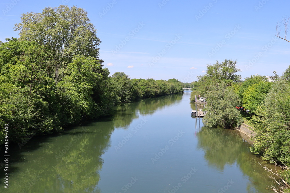 Le fleuve Charente dans Angouleme, ville de Angouleme, département de la Charente, France