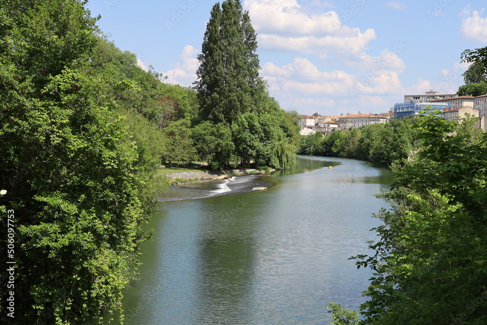 Fototapeta premium Le fleuve Charente dans Angouleme, ville de Angouleme, département de la Charente, France