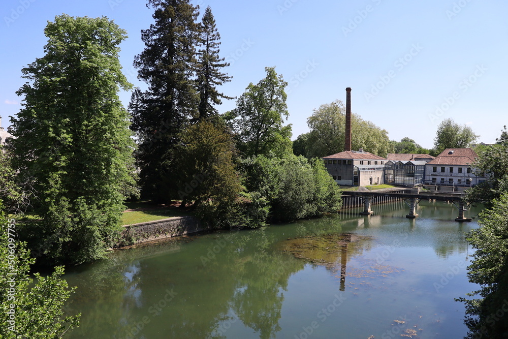 Fototapeta premium Le fleuve Charente dans Angouleme, ville de Angouleme, département de la Charente, France