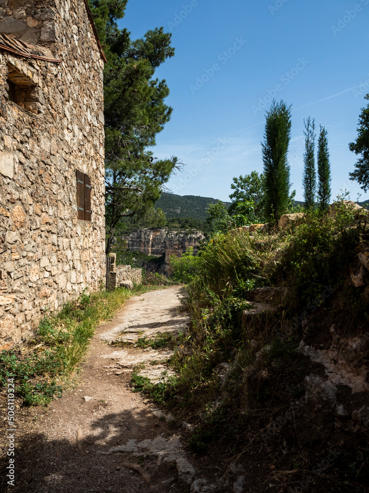 imagen de una calle de piedra en un pueblo de montaña