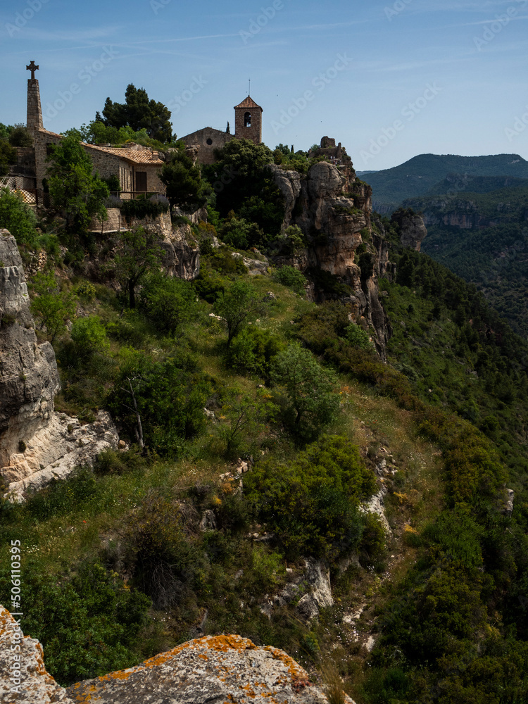 imagen del acantilado a un lado del pueblo de Siurana, Tarragona imagen del acantilado a un lado del pueblo de Siurana, Tarragona
