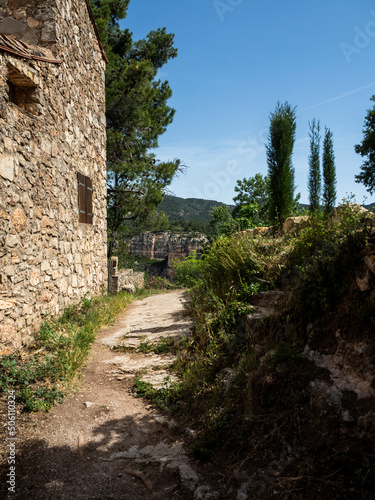 imagen de una calle de piedra en un pueblo de montaña